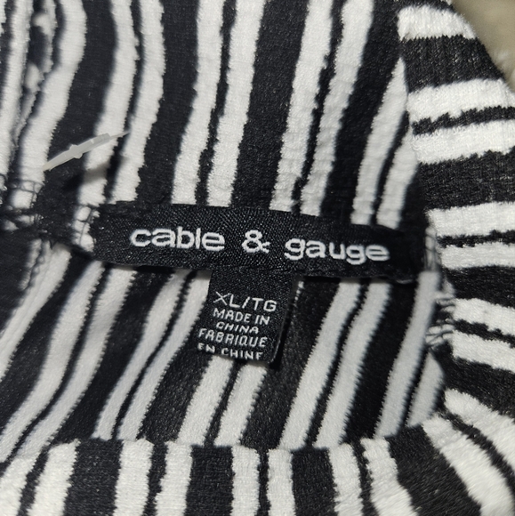 Cable & Guage XL B/W High Neck Sleeveless Striped Top AA-1437 - Picture 3 of 10